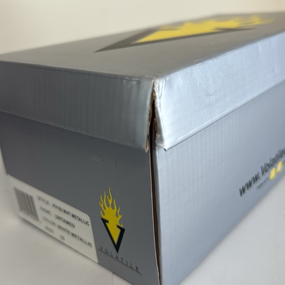 Volatile Women’s White Metallic Untamed Flip Flops Size 10 - Picture 8 of 8